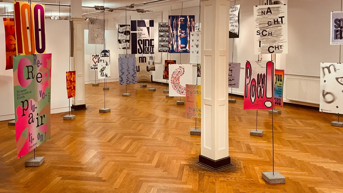 Ausstellungsraum mit Typografie-Werken