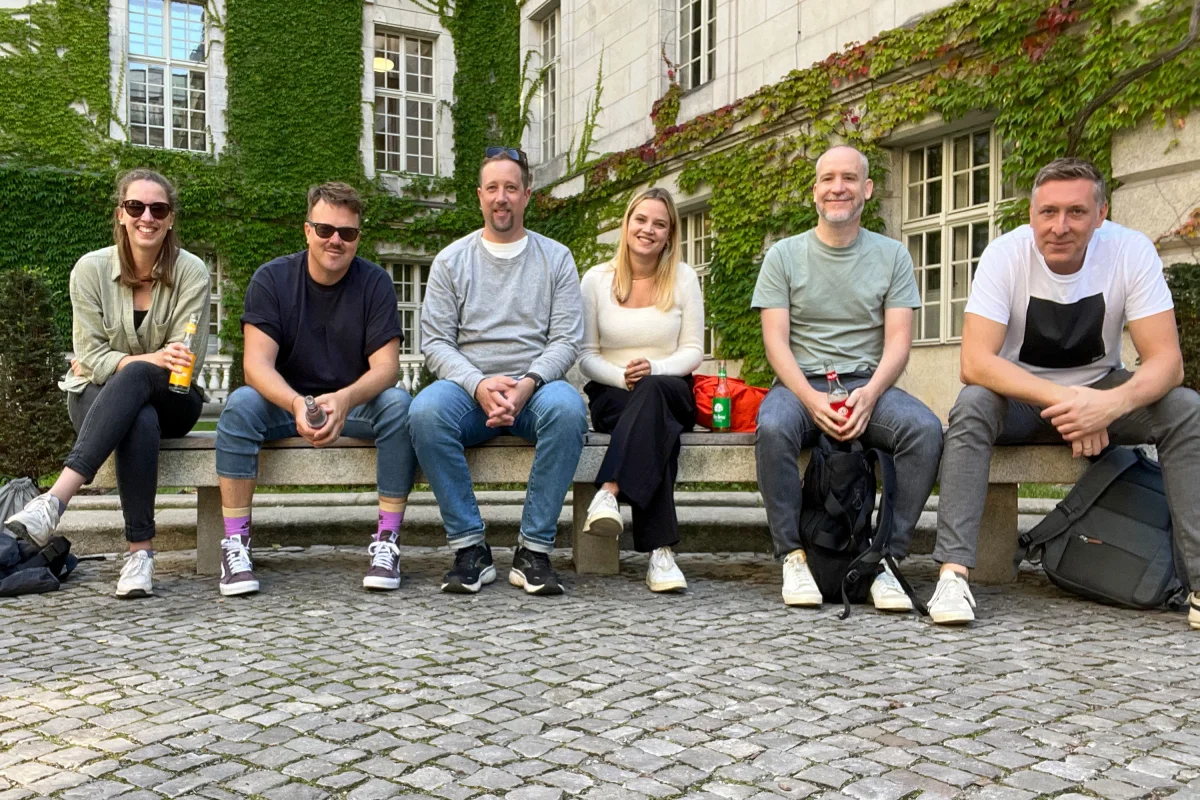 Gruppenbild der Design Agentur aus Wiesbaden im Innenhof der Humboldt-Universität